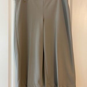 Counterparts Light Gray capris pull on style size 12 15.00